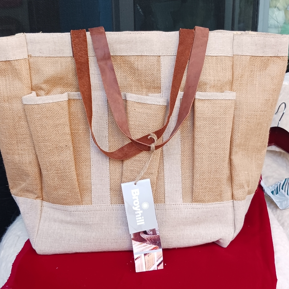 BROYHILL bag with six exterior pockets